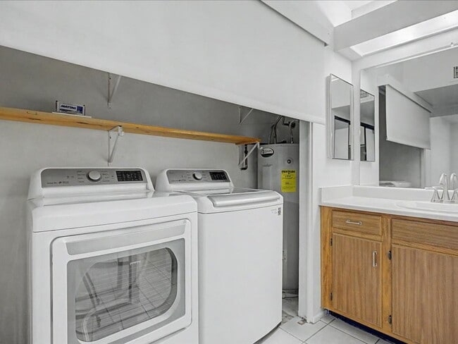 Building Photo - 2 Bedroom 2 Bathroom with Community Pool and Spa!