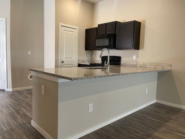 Building Photo - Pre-leasing 3 bed 2 bath Move In Ready! Co...