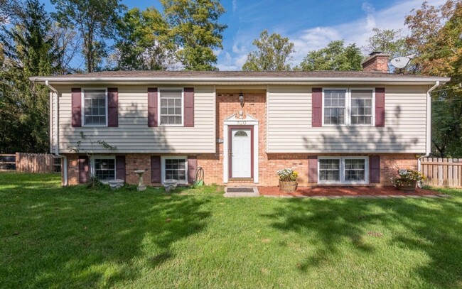 Building Photo - Lovely Country Home Close to Christiansburg