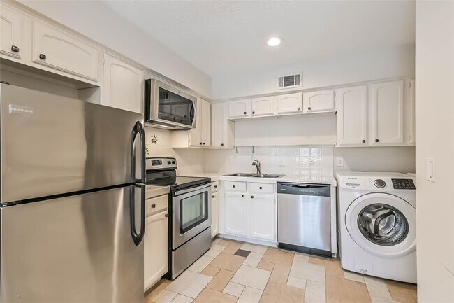 Building Photo - 496 N Post Oak Ln