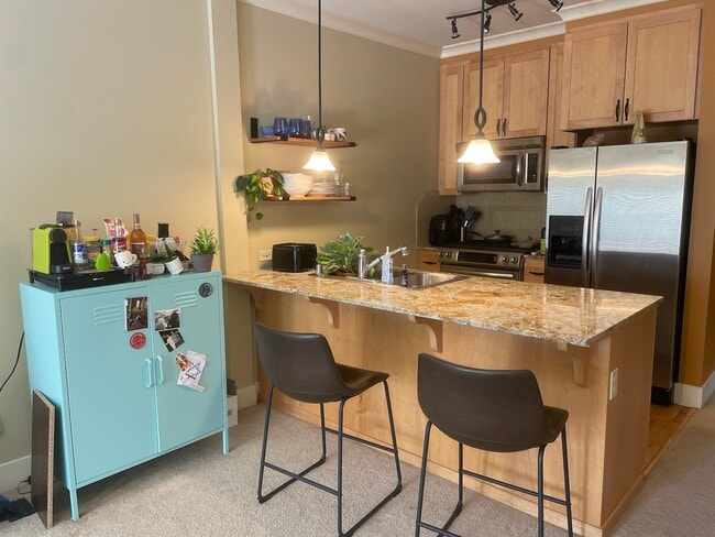 Breakfast bar with granite counter - 1000 High St