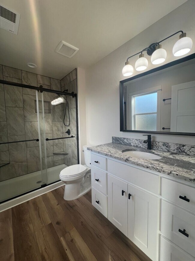 Building Photo - Charming three bedroom townhouse in the heart of Talent! | Available Mid May