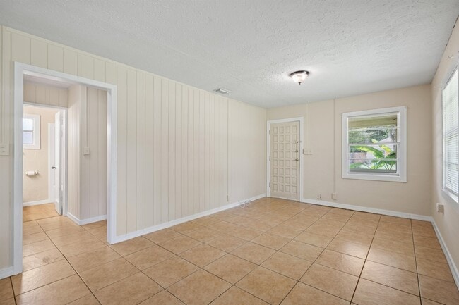Building Photo - 347 Lena St