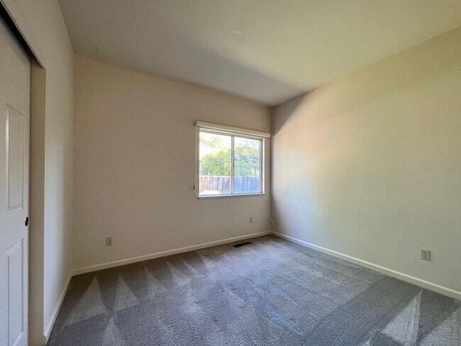 Building Photo - 3 Bedroom, 2 Bathroom Popular North Napa Rancho Las Flores Area