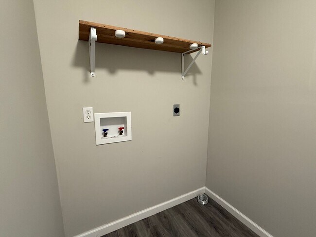 Building Photo - Great 3 bedroom 2 bath witb garage