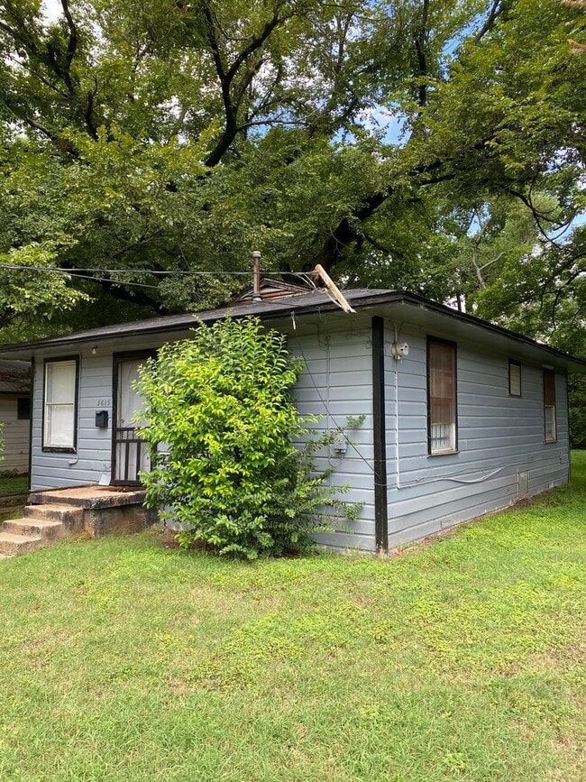 Building Photo - 2 Bedroom 1 Bath available soon