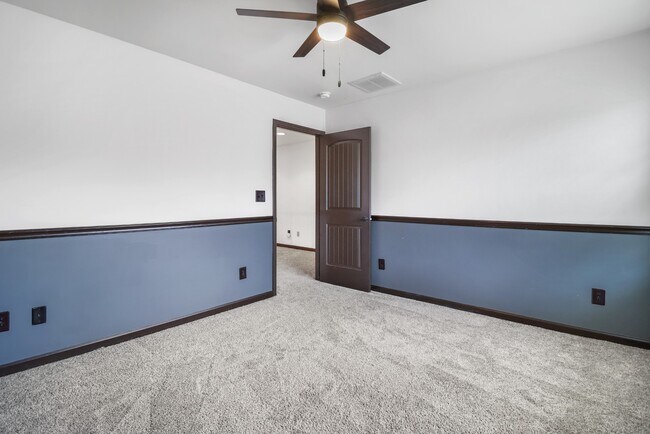 Building Photo - 869 E Accipiter Cir