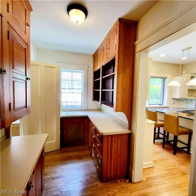 Building Photo - 6 BEDROOM IN CLEVELAND HEIGHTS FOR RENT - ...