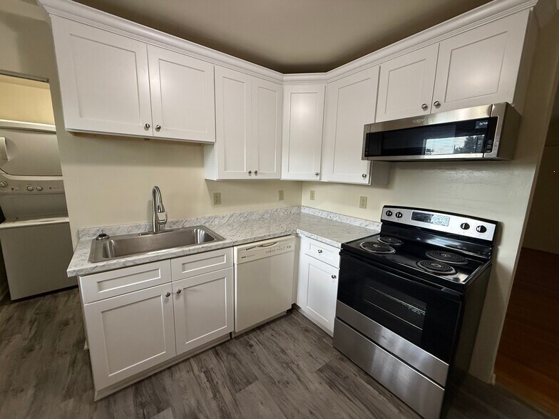 Building Photo - 425 S Church St