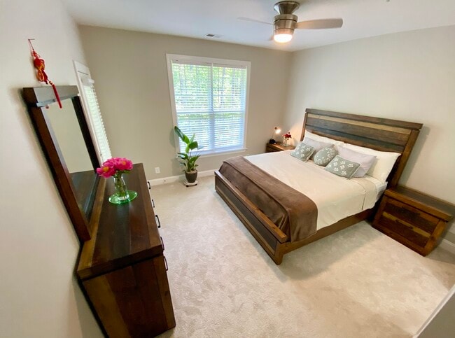 Building Photo - 833 Providence Glen Dr