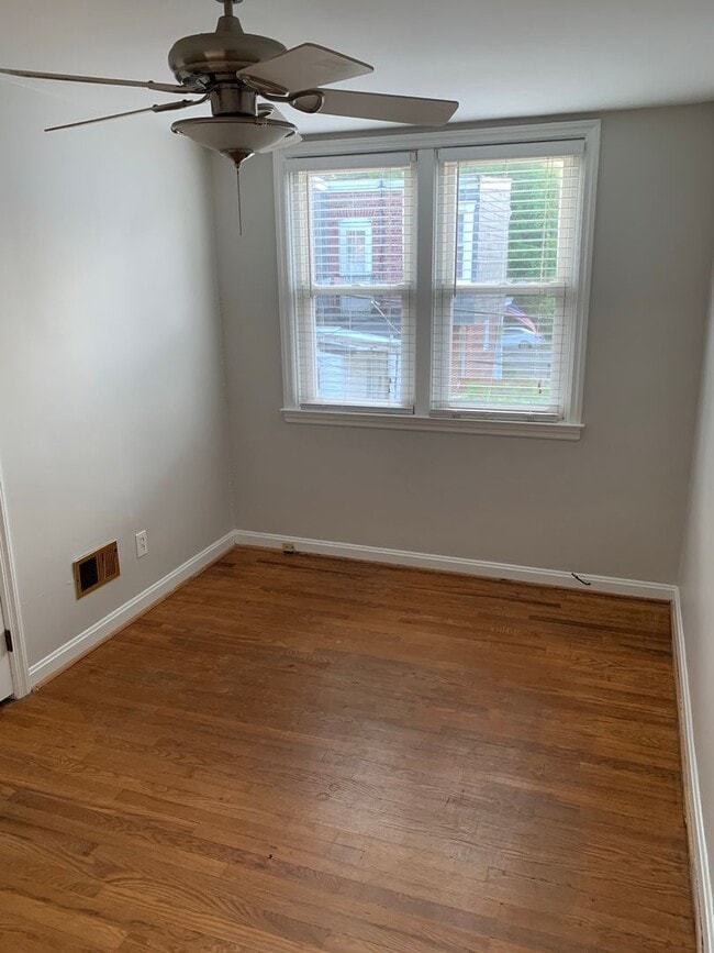Building Photo - Charming Trolley Area Brick Townhome