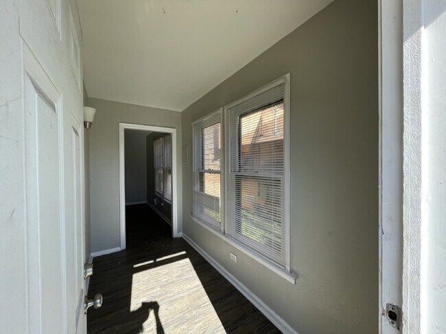 Building Photo - 859 Steves Ave