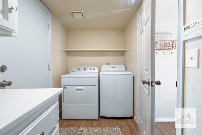 Building Photo - 805 E Buckhill Rd