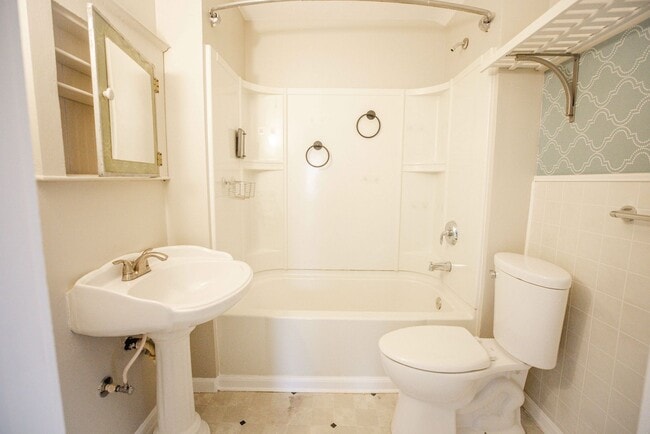 Building Photo - Cute three bedroom home in East Toledo!