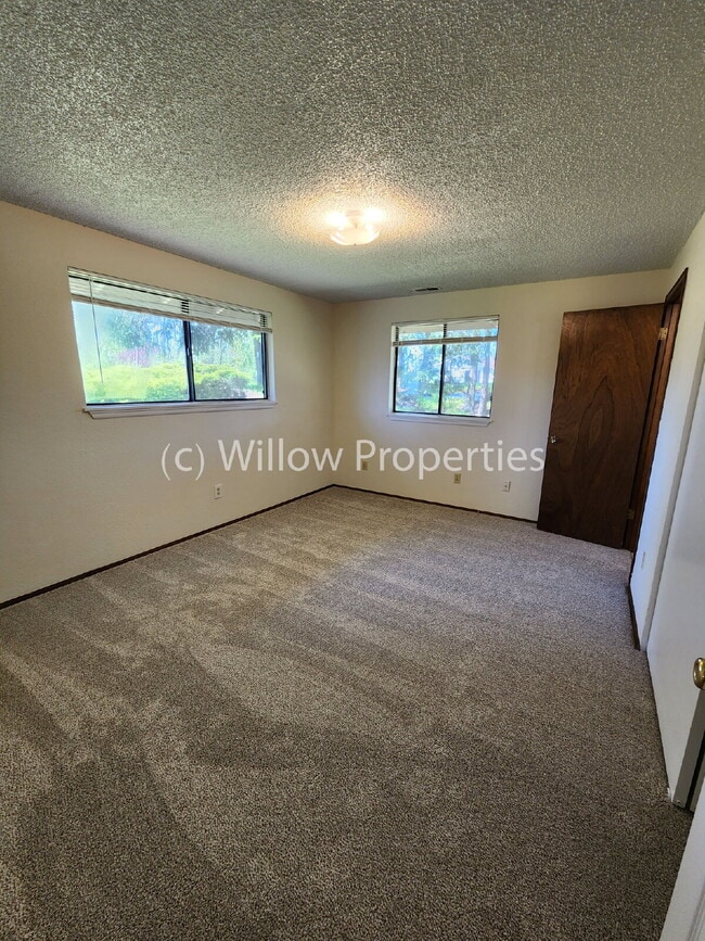 Building Photo - Spacious Two Bedroom Duplex