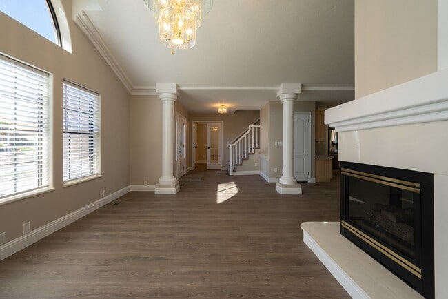 Building Photo - Spacious 6 Bedroom Home with a Balcony!