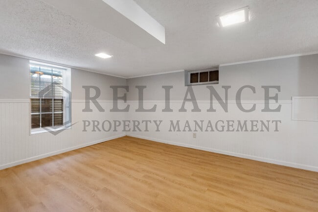 Building Photo - 804 N Battin St