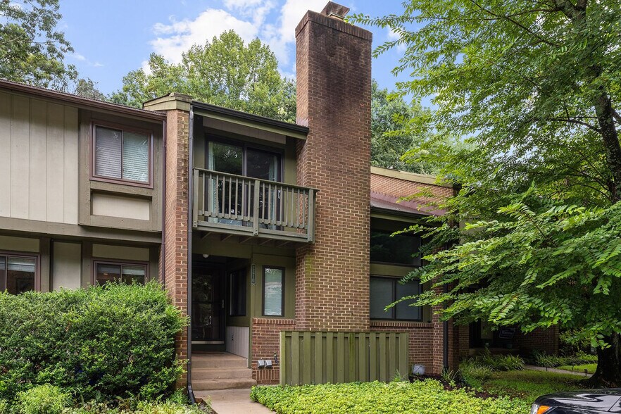 Building Photo - 2210 Glencourse Ln
