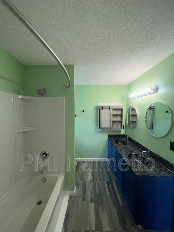Building Photo - 116 S Mercer Dr