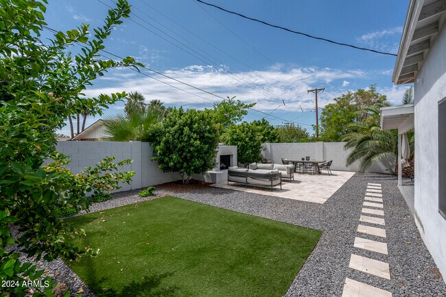 Building Photo - 8725 E Bonnie Rose Ave