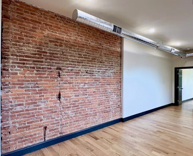 Building Photo - 709 N Duke St