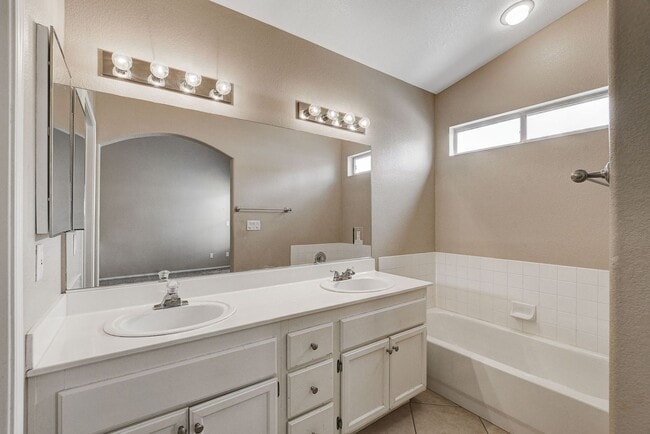 Building Photo - Adorable single story in a gated community!