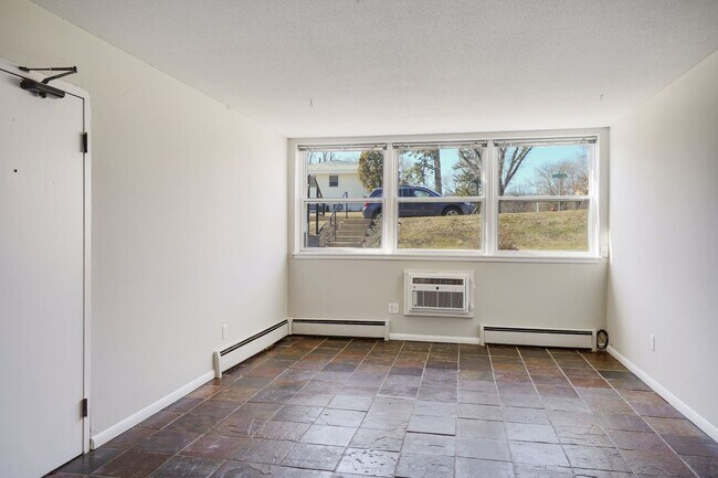 Building Photo - Remodeled Garden 2 bedroom