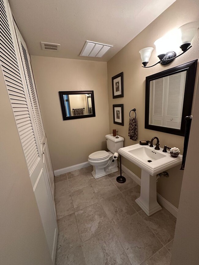 Building Photo - 3 Bed 1.5 Bath Townhome In Walnut Creek W/...