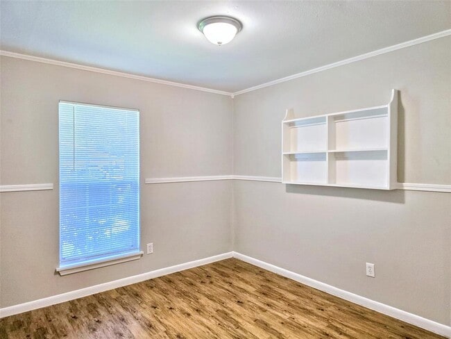 Building Photo - 5922 Densmore Dr