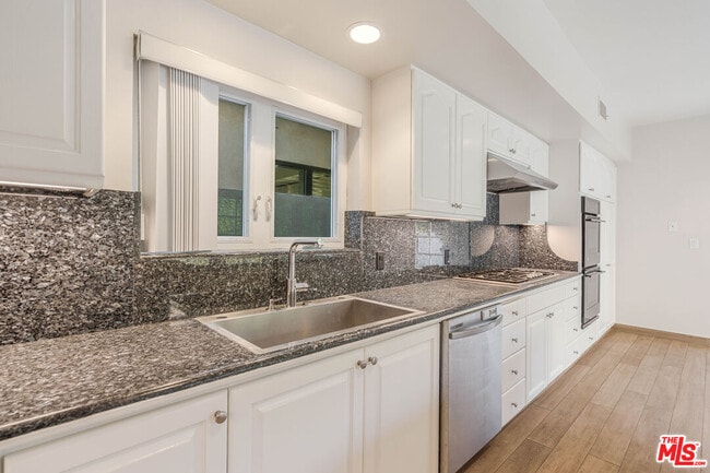 Building Photo - 257 S Oakhurst Dr