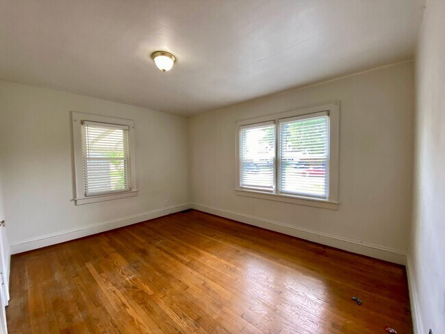 Building Photo - 1376 E Norcova Dr