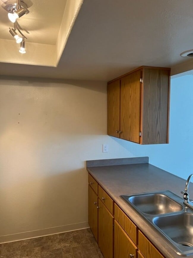Building Photo - SINGLE LEVEL 2 BEDROOM CONDO