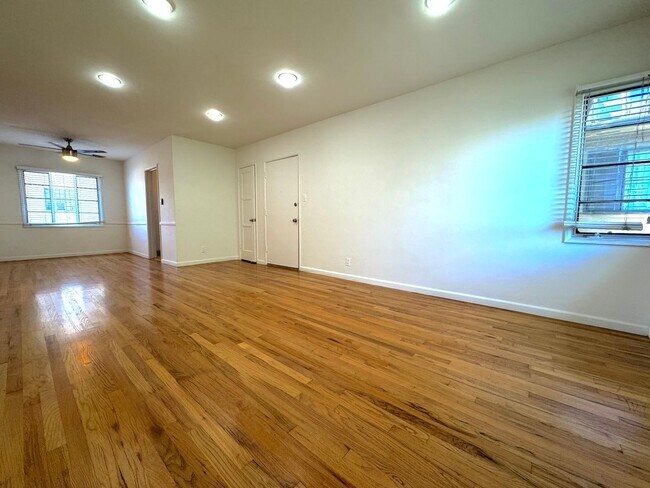 Primary Photo - Top Floor Hollywood 1Bed/1Bath with Parkin...
