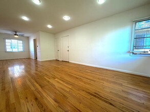 Building Photo - Top Floor Hollywood 1Bed/1Bath with Parkin...