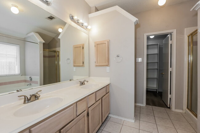 Building Photo - 665 Beatty Dr
