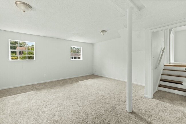 Building Photo - Spacious beautiful 4-bedroom 2.5 bath home