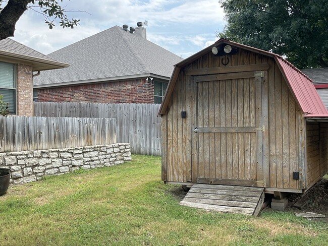 Building Photo - Meander Estates! Large corner lot 3/2/2 Co...