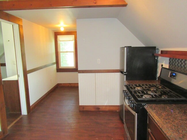 Building Photo - 144 Disbrow St