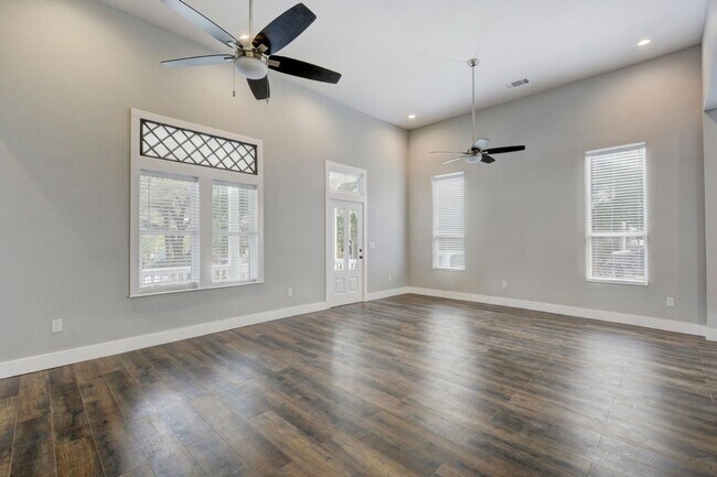 Building Photo - 7bed/4bath in West Campus