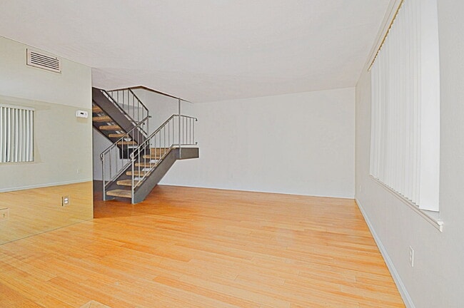 Building Photo - "Discover Your Oasis: Spacious 3-Bed Condo with Granite Touches in Palm Springs!"