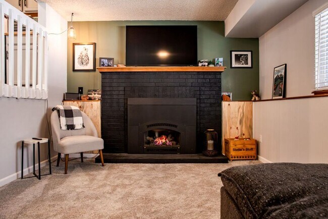 Building Photo - 6065 Pemberton Way