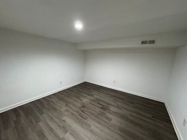Building Photo - Near Westside 4 Bedroom 2 Bath