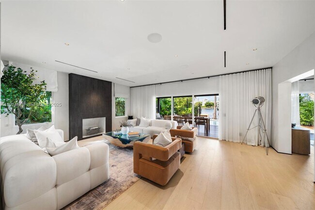 Building Photo - 244 W San Marino Dr