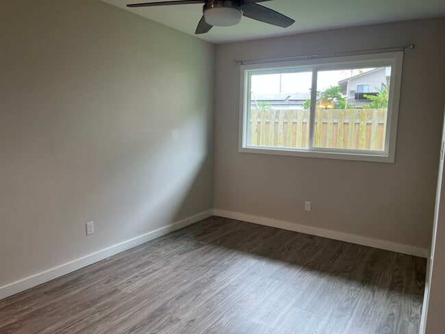 Building Photo - Kaneohe Duplex - Downstairs unit 2 bedrooms, 1.5 bath with 2 parking stalls - Avail now!