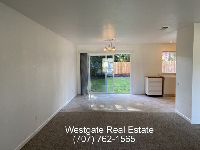 Building Photo - 8419 Lakewood Ave