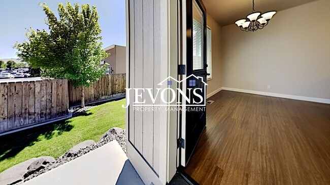 Building Photo - Spacious duplex with master bedroom, backy...