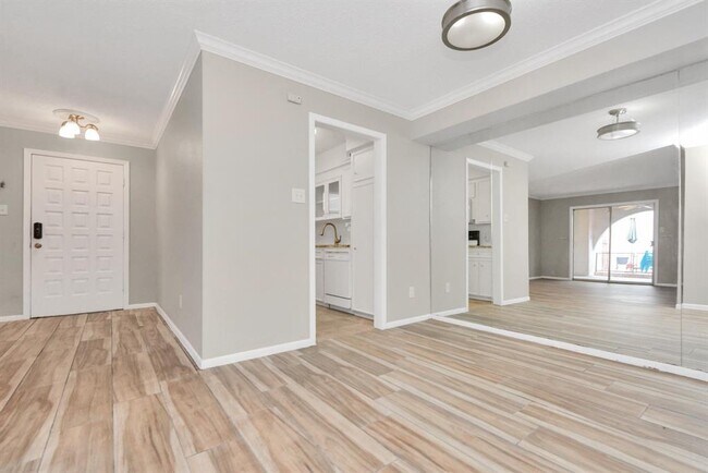 Building Photo - 2744 Briarhurst Dr