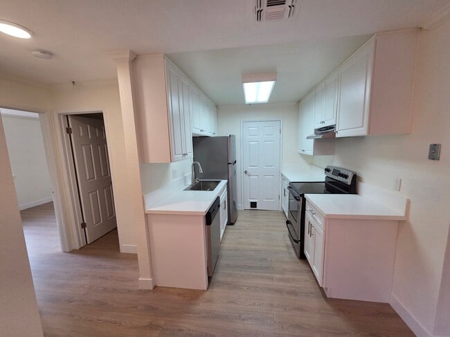 Building Photo - Large 2 Bedroom, 2 Bath Condo in San Ramon