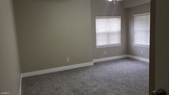 Building Photo - 4 br, 3.5 bath House - 5205 South 43rd Street