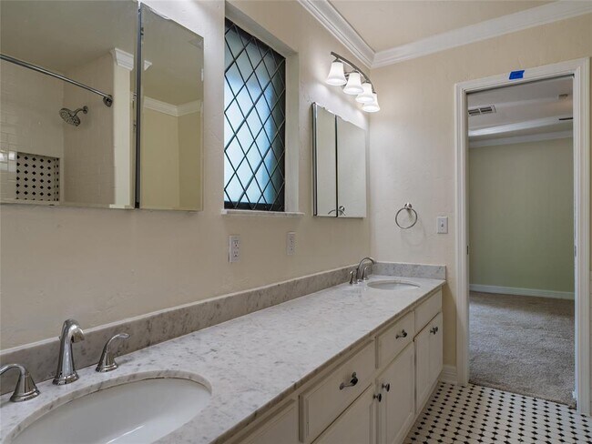 Building Photo - 3025 Pine Ridge Rd